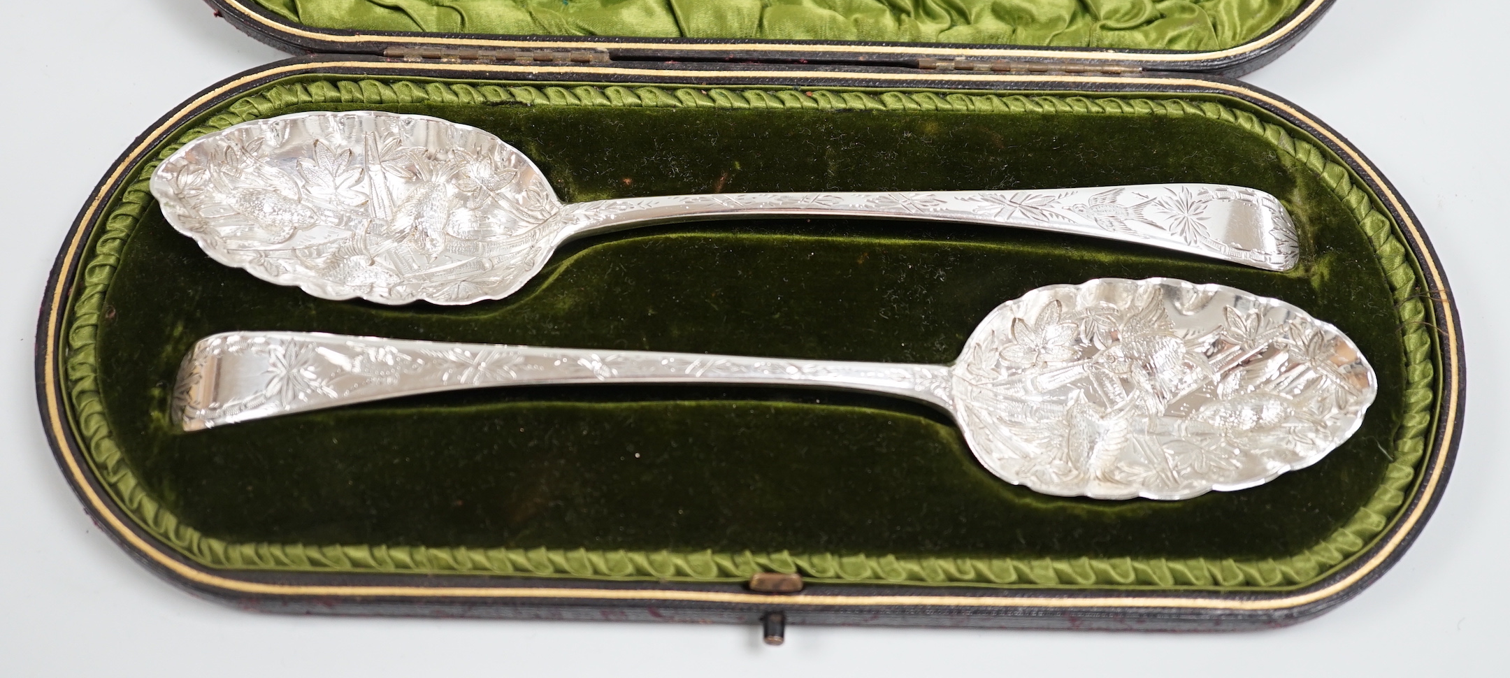 A cased pair of George III silver Old English pattern berry spoons, London, 1799, 22.1cm, 3.6oz.